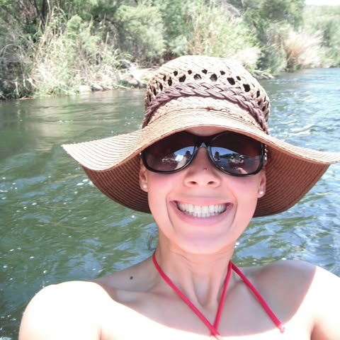 Portrait d’une cliente satisfaite après avoir reçu sa chanson sur mesure.