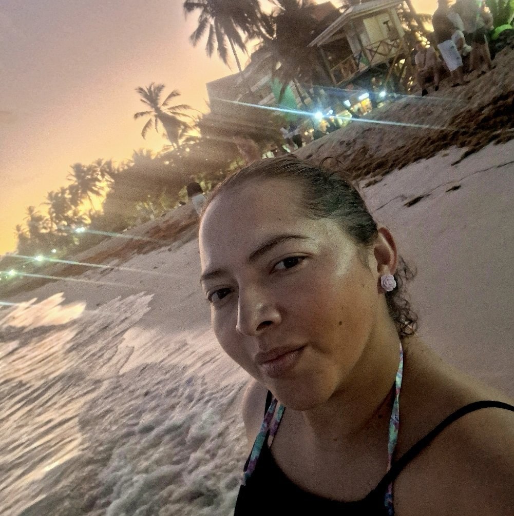 Photo d’un client heureux de sa chanson personnalisée créée par notre équipe.