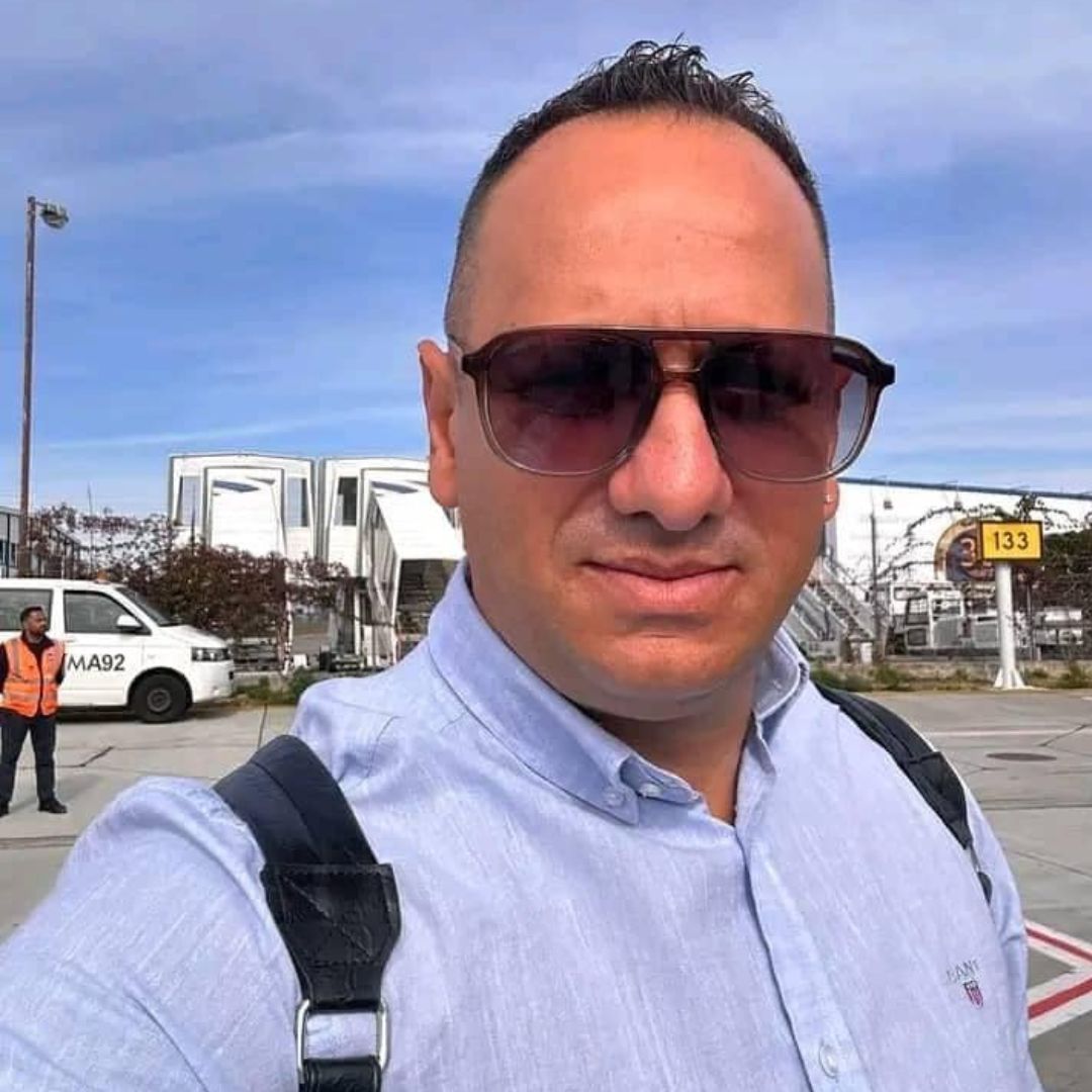 Portrait d’une cliente exprimant sa satisfaction pour sa chanson d’amour sur mesure.