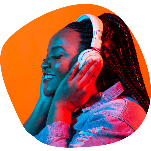 Femme écoutant une chanson personnalisée avec un casque audio.